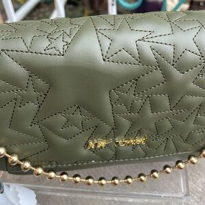#BetsyJohnson quilted crossbody
